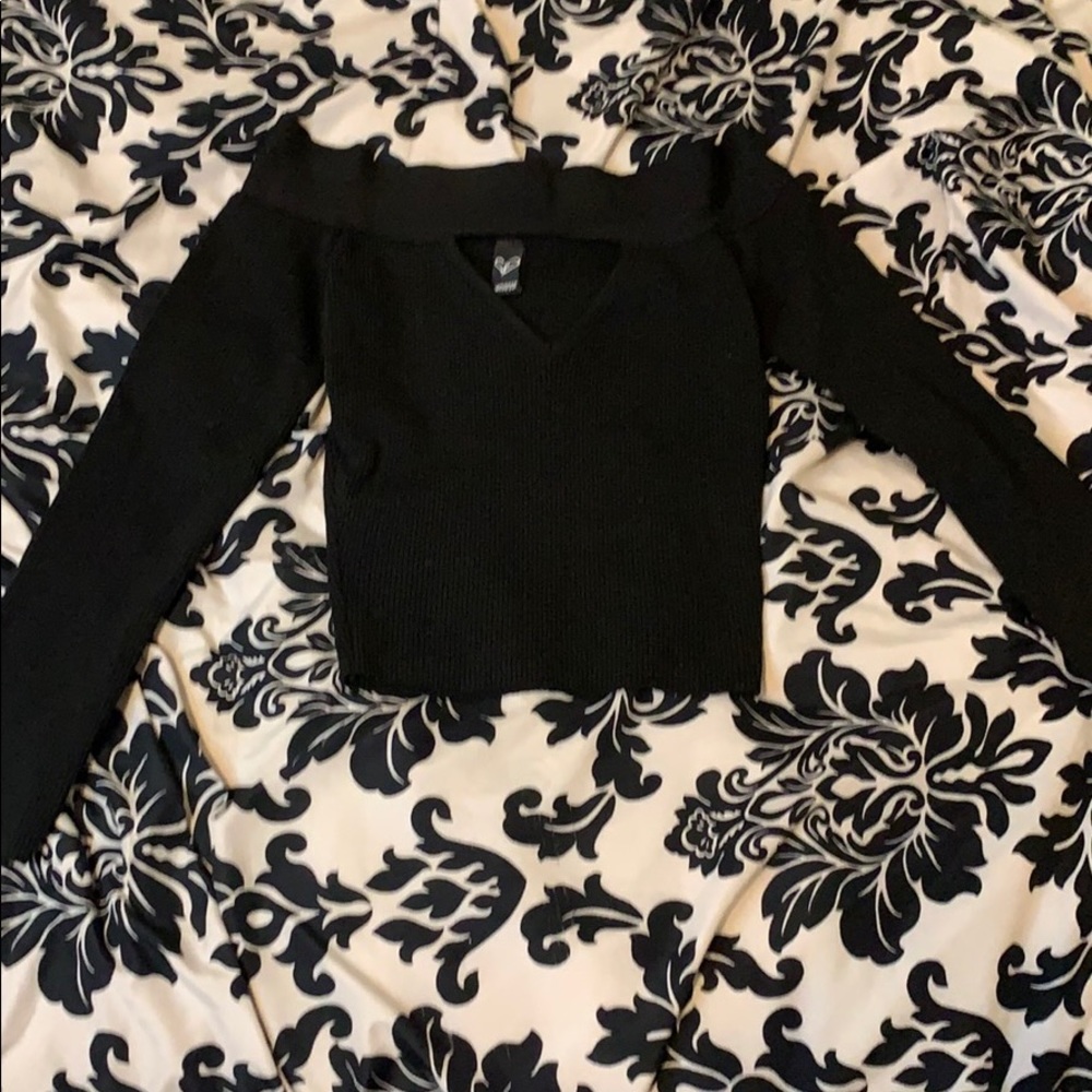 Fitted, off the shoulder long sleeve